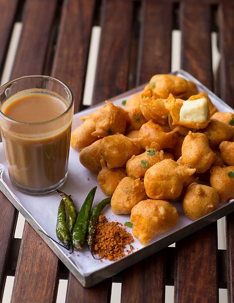 Paneer Pakora recipe make an ideal snack with hot chai (tea) during monsoon or any weather. They are crunchy from out and pillowy soft from within. Aloo Pakora, Indian Food Photography, Garlic Chutney, Pakora Recipes, Vegetarian Fast Food, Green Chutney, Vegetarian Snacks Recipes, Desi Food, Indian Snacks