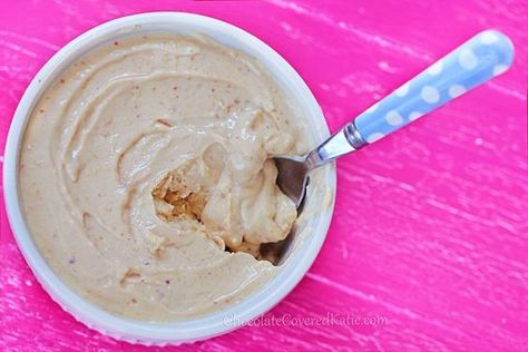 Rich and creamy like ice cream – this homemade peanut butter frozen yogurt tastes like the inside of a Reeses peanut butter cup! Chocolate Covered Katie, Fro Yo, Vitamix Recipes, Homemade Peanut Butter, Reeses Peanut Butter Cups, Peanut Butter Cup, Reeses Peanut Butter, Yogurt Recipes, Sugar Free Desserts