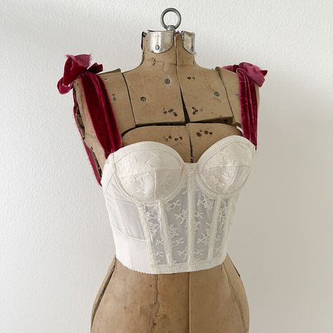 Corsets Vintage, Corset Boning, Belle Silhouette, Embroidered Chiffon, Corset Bustier, Lace Bustier, Corset Lingerie, Designer Vintage, Stylish Outfits