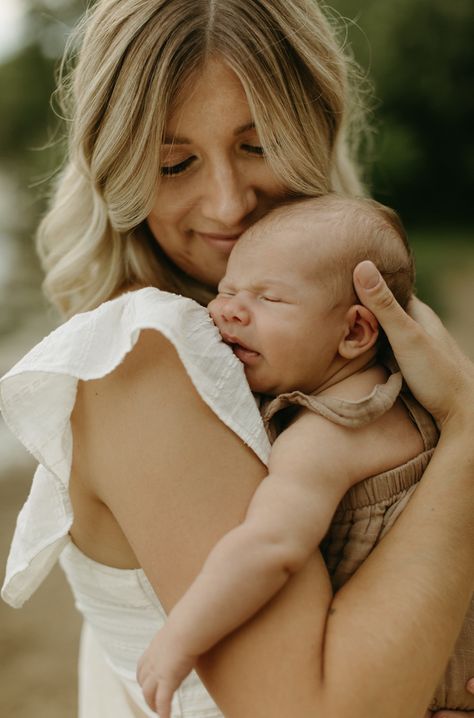 Minneapolis summer lake newborn photography Outside Infant Photography, Simple Newborn Photos Outdoors, Outdoor Photos With Newborn, Newborn Picture Poses, Outdoors Newborn Photography, Newborn Session Outside, Backyard Newborn Photos, Newborn Photography Outside, Newborn Photos Outside