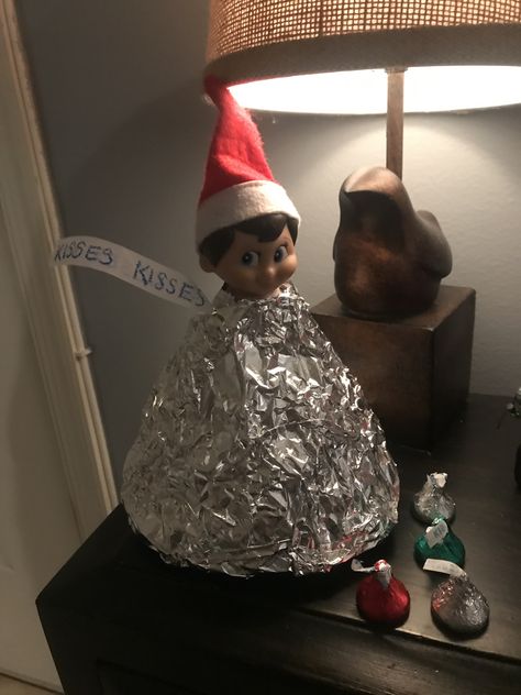 Hershey kiss elf Elf Hershey Kiss Idea, Elf Hershey Kisses Poop, Elf Kisses Ideas, Elf On The Shelf With Hershey Kisses, Elf Hershey Kisses, Hershey Kiss Elf On Shelf, Elf On The Shelf Hershey Kisses, Elf Kisses, Elf Ideas Easy