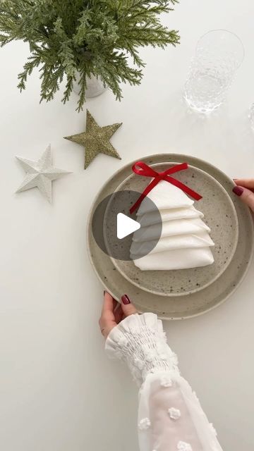 LINEN CHEST on Instagram: "3 ways to fold your napkins this holiday season! 🎄✨ Which one’s your favorite? - Voici 3 façons de plier vos serviettes de table pour les Fêtes🎄✨ Laquelle préférez-vous?  #christmas #christmastable #napkinfolding #holidays #festivetable #howto #howtofold #napkins #christmascountdown" Folding Christmas Napkins, Dinner Napkin Folding Ideas, Christmas Serviette Folding, How To Fold Cloth Napkins, How To Fold Dinner Napkins, Paper Napkin Folding Ideas Christmas, Napkin Folding Ideas Christmas, Serviette Folding Ideas, Christmas Napkin Ideas