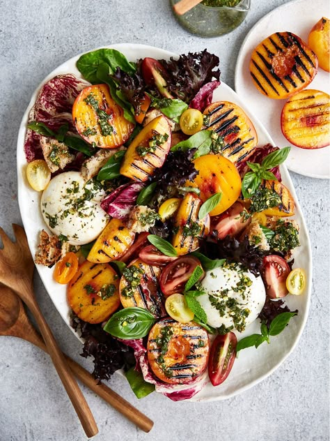 Farm Salad, Nectarine Recipes, Herb Dressing, Plats Healthy, Burrata Salad, Grilled Peaches, Summer Salad Recipes, Think Food, Nectarine