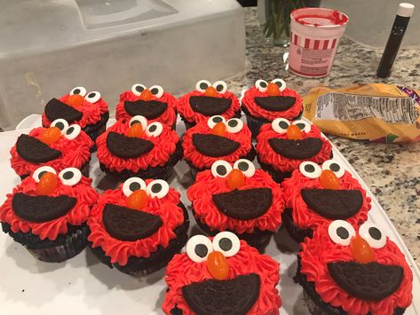 Elmo Cupcakes Diy Elmo Cupcakes, Elmo Birthday Party Treats, Easy Elmo Cake, Elmo Cupcake Cake, Elmo Desserts, Sesame Street Birthday Party Ideas Food, Elmo Birthday Cake, Elmo Cupcakes, Sesame Street Cupcakes