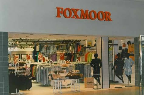 FoxMoor I worked here in 1973-75, in my Jr. & Sr. years in high school. loved making the window displays, but spent most of my check on the clothes. great discount! Chris town Mall, Phx AZ. good times & Chess King with the hot guys was a few stores away. Liminal Mall, 80s Mall, Mall Madness, 70s Fashion Outfits, Vintage Mall, Vintage Stores, Mall Stores, Hippie Culture, Childhood Memories 70s