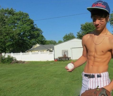 ⚾️ Taylor Caniff Shirtless, Baseball Boy, Taylor Caniff, Baseball Boys, Sports Boys, Magcon Boys, Blonde Boys, Boys Playing, Teenage Boys