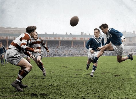 Colorized vintage rugby photo. Wigan vs Roanne, May, 1949. Rugby Aesthetic, Rugby Photos, Rugby Images, Rugby Girls, Rugby Logo, Rugby Vintage, Colorized Photos, Popular Sports, Rugby Union