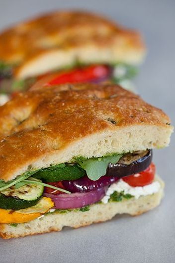 Grilled Sandwich Recipes, Grilled Ideas, Sandwich With Pesto, Pesto Sandwich Recipe, Vegetable Pesto, Recipes Pesto, Ciabatta Sandwich, Veg Sandwich, Pesto Sandwich