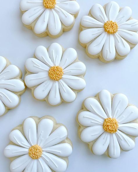 Happy Cookies Decorated, Fondant Flower Cookies, Mini Flower Cookies, Decorated Cookies Flowers, Easter Sugar Cookie Ideas, Spring Cookie Ideas, Daisy Biscuits, Flower Royal Icing Cookies, Iced Cookies Ideas