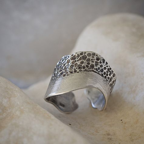 Handmade hammered and oxidized silver ring, that follows a wave outline. Adjustable Wave Outline, Silver Hammered Ring, Hammered Gold Ring, Oxidized Silver Rings, Collection Ideas, Hammered Silver Ring, Carved Ring, Wide Band Ring, Hammered Ring