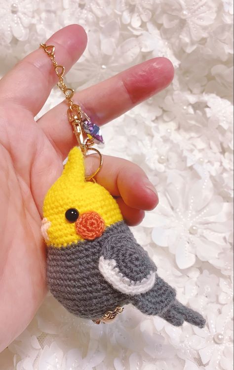 Bird Keychain, Crochet Parrot, Crochet Bird Patterns, Easy Crochet Animals, Crochet Cat Pattern, Crochet Keychain Pattern, Crochet Birds, Kawaii Crochet, Crochet Amigurumi Free Patterns