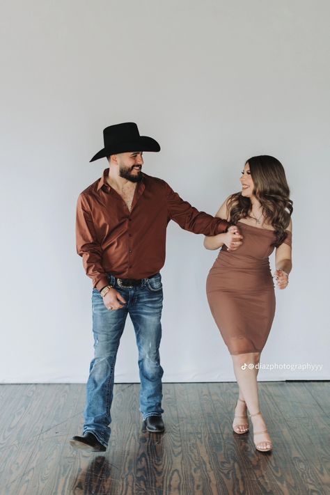 Mexican Couple Outfits, Vaquero Couple Outfits, Engagement Party Groom Outfit, Couple Cowboy Outfits, Engagement Photos Mexican Theme, Mexican Engagement Photos, Vaquero Outfit, Western Couple Photoshoot, Couple Flicks