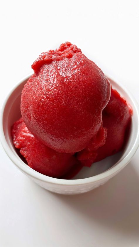 This STRAWBERRY LEMON SORBET is the perfect summer treat 🍓🍋 Especially because it only has 3 ingredients! You can freeze fresh… | Instagram Pineapple Ice Cream, Sorbet Is, Frozen Bag, Plantbased Recipes, Fresh Squeezed Juice, Strawberry Sorbet, Lemon Sorbet, Strawberry Lemon, Vegan Foodie