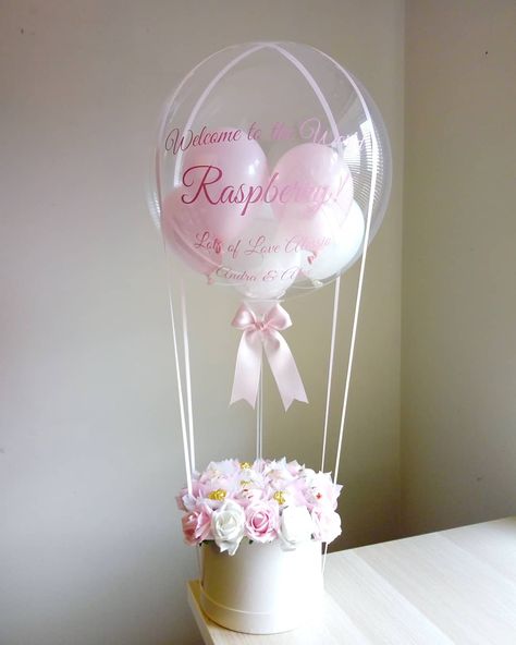 Ferrero hot air balloon bouquet Flower Box With Balloon, Hot Air Balloon Flower Arrangement, Hot Air Balloon Bouquet, Diy Hot Air Balloons, Balloon Box, Travel Party Theme, Birthday Money, Personalized Balloons, Flower Gift Ideas