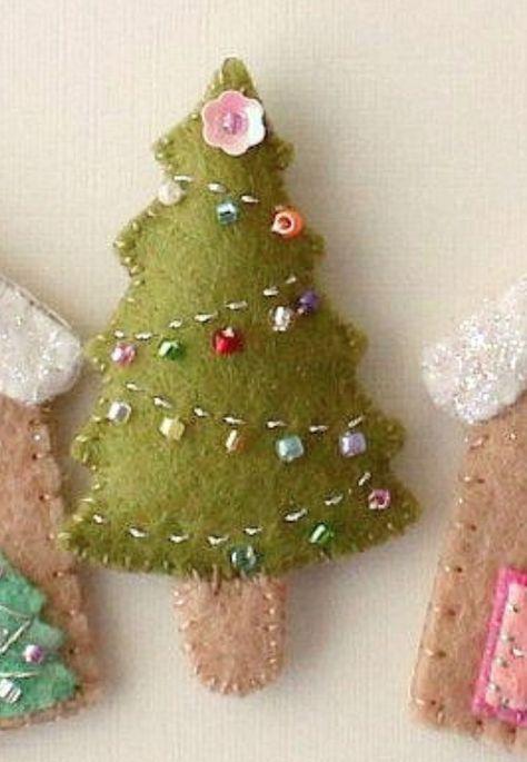 Felt Christmas Tree Broach, Christmas Tree With Felt Ornaments, Embroidered Felt Ornaments Diy, Felt Decorations Diy, Embroidered Felt Christmas Ornaments, Free Felt Ornament Patterns, Felt Xmas Decorations, Felt Christmas Ornaments Diy, Vintage Felt Christmas Ornaments