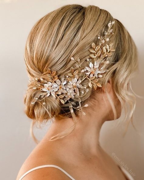 Bridal Small Chignon with Hair Jewelry Wedding Hairstyles For Short Hair, Short Bridal Hair, Bob Wedding Hairstyles, Edgy Short Haircuts, Short Hair Bride, Wedding Bun, Rustic Wedding Hairstyles, Short Hair Images, Easy Hairdos