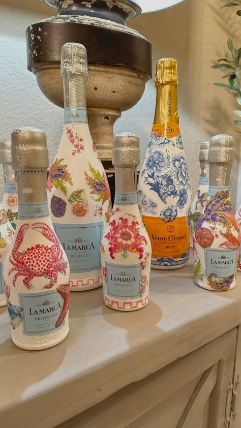 These decorative bottles make the perfect gifts and it’s so easy to make. Whether you gift to a friend or hostess, this also could be a fun… | Instagram Modge Podge Wine Bottle, Decopage Ideas Wine Bottles, Decorative Bottles Ideas, Painted Alcohol Bottles, Wine Gifts Ideas, Crafty Birthday Gifts, Diy Gifts For Best Friend, Diy Wine Bottle Crafts, Decorating Bottles