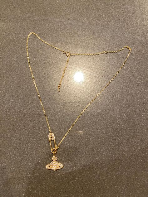 Vivienne Westwood Necklace Gold, Vivienne Westwood Necklace, Westwood Necklace, Pretty Jewelry Necklaces, Antique Jewellery Designs, Beaded Jewels, Jewelry Accessories Ideas, Dope Jewelry, Gold Bangles Design