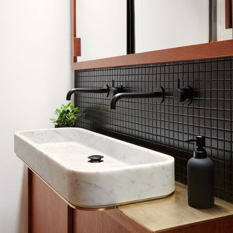 75 Small Bathroom Ideas You'll Love - August, 2024 | Houzz Outdoor Bathtub, Mid Century Modern Bathroom, Mid Century Bathroom, Mid Century Modern Bedroom, Bad Inspiration, Remodel Bedroom, Black Bathroom, Contemporary Bathroom, Bathroom Renovation