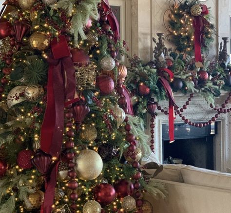 Traditional Red Christmas Decor, Burgundy And Brown Christmas Tree, Ralph Lauren Christmas Tree, Holiday Blessings, Burgundy Christmas, Tree Decoration Ideas, Christmas Tree Inspo, Red And Gold Christmas Tree, Lights For Christmas