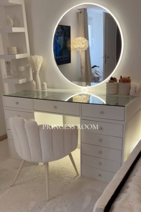 That Girl Vanity, Minimalist Vanity Ideas Bedroom, Bedroom For One Person, Room Inspo Vanity, Vanity Decor Ideas Bedroom, White And Gold Room Aesthetic, Modern Vanity Ideas, Make Up Desk Aesthetic, Room Inspo Minimalist Cozy