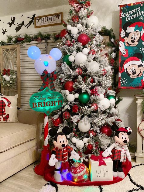 Christmas Disney Tree, Mickey Mouse Xmas Tree, Disney Ornament Christmas Tree, Christmas Tree Disney Theme, Disney Trees Christmas Ideas, Mickey Christmas Decor, Christmas Decor Ideas Disney, Disney Xmas Decorations, Christmas Tree Mickey Mouse