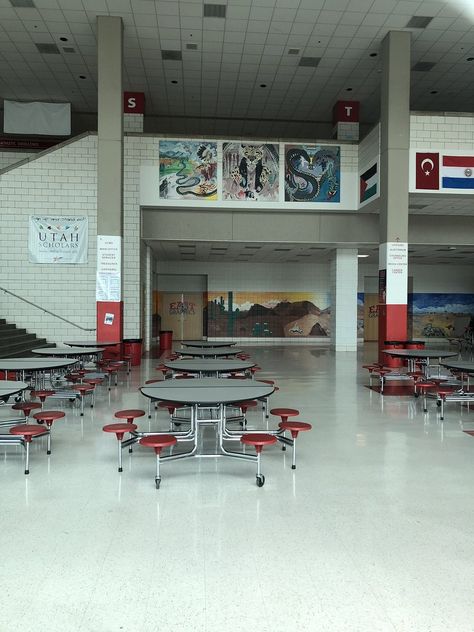 High School Musical Cafeteria, High School 2000s Aesthetic, 2010 High School Aesthetic, High School 2000s, Early 2000s High School, 2000s School Aesthetic, 2000s High School Aesthetic, 1990s High School, High School Nostalgia