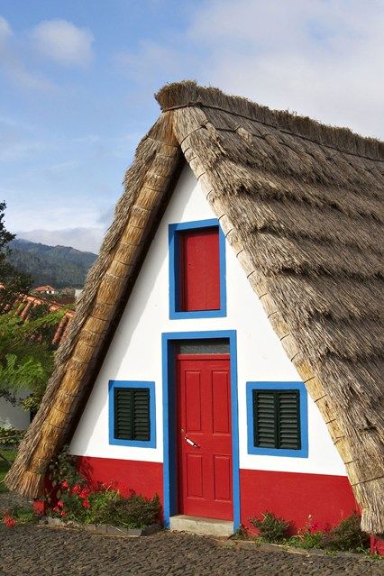 Fairytale Houses, Thatched House, Floating Garden, Unusual Homes, Vernacular Architecture, Island House, Thatched Roof, A Frame House, Beautiful Buildings