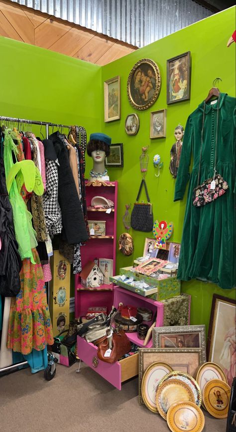 Retro Booth, Clothing Booth Display, Vintage Store Ideas, Antique Mall Booth, Vintage Mall, Dressing Room Closet, Clothing Store Interior, Thrift Store Decor, Clothing Displays