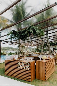 Boho Wedding Bar Ideas, Garden Party Bar Ideas, Boho Bar Design, Outdoor Beach Bar Ideas, Outdoor Bar Aesthetic, Bar Events Ideas, Outdoor Restaurant Design Ideas, Beach Bar Ideas, Boho Bar Decor