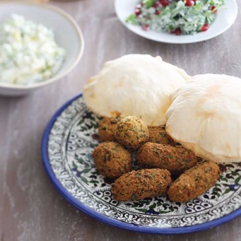 Falafel (de enige echte), uit het kookboek 'Bismilla Arabia' van Nadia Zerouali & Merijn Tol. Kijk voor de bereidingswijze op okokorecepten.nl. North African Food, Vegetarian Bbq, Exotic Food, Healthy Foodie, Tapenade, African Food, Turkish Recipes, Mediterranean Recipes, Food Menu