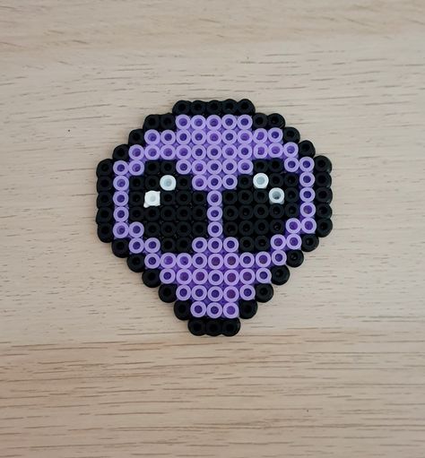 Perler Beads 14x14, Alien Perler Bead Patterns, Purple Perler Bead Patterns, Puler Beads Ideas, Hamma Beads Ideas Easy, Alien Perler Beads, Pyssla Ideas Aesthetic, Alien Pixel Art, Fuse Beads Ideas Cute