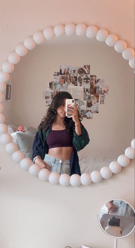 girl taking mirror selfie in her college room in a colorblock button down shirt and tank top Mirror Decor With Clay, Diy Clay Mirror Frame, Ideas Para Espejos, Ideas Para Decorar Espejos, Espejos Aesthetic, Clay Mirror, Diy Mirror Wall Decor, Wall Mirror Decor Living Room, Spiegel Diy