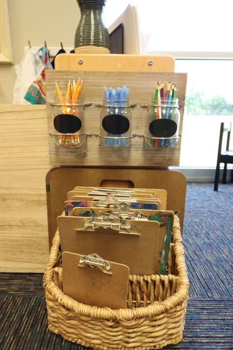 Calm Playroom Ideas, Reggio Inspired Art Area, Reggio Writing Center, Intentional Teaching Activities, Reggio Kindergarten, Preschool Classroom Setup, Reception Classroom, Reggio Emilia Classroom, Clip Boards