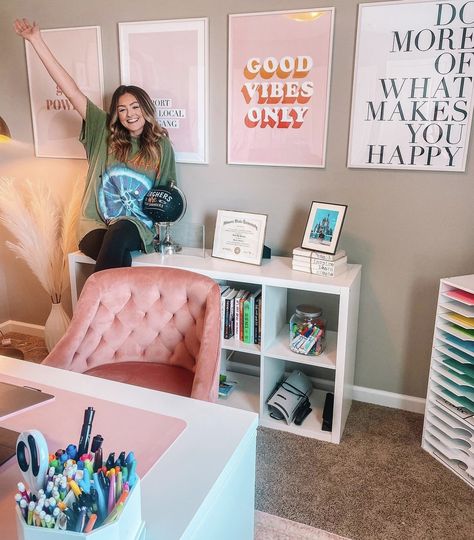 Girly Study Room, Home Office Pastel Colors, Teacher Home Office Ideas, At Home Office Decor, Teacher Home Office, Home Office Women, Girly Office Space, Girly Home Office, Girly Office Decor