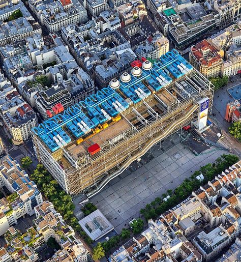 Jeffrey Milstein on Instagram: “The Pompidou Centre is a museum complex in the Beaubourg area of the 4th arrondissement of Paris. It was designed in the style of high-tech…” Pompidou Centre Architecture, Hightech Architecture, Mega Structure, Pompidou Centre, Kazuyo Sejima, Landscape Architecture Graphics, Plot Plan, Centre Pompidou Paris, Richard Rogers