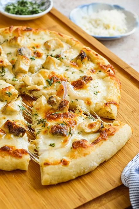 Chicken Alfredo Pizza Recipe Chicken Alfredo Pizza Easy, Pizza Hut Chicken Alfredo Recipe, Chicken Bacon Alfredo Pizza, Chicken Alfredo Pizza Recipe Easy, Alfredo Pizza Sauce, Alfredo Sauce Pizza, Pizza With Alfredo Sauce, Chicken Alfredo Pizza Recipe, Alfredo Pizza Recipe