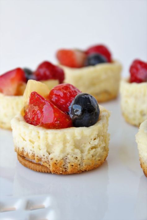 Mini Cheesecake Fruit Tarts - Ways to my Heart Mini Cheesecakes With Fruit, Cheesecake Fruit Tart, Fruit Topped Cheesecake, Mini Cheese Tart, Mini Fruit Pies, Fall Desert, Cheesecake Fruit, Lemon Blueberry Cupcakes, Cheesecake Tarts