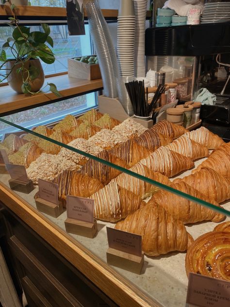 Pastry Display Ideas, Bakery Store Design, Patisserie Fine, Pastry Display, Bakery Shop Design, Bakery Store, Bakery Interior, Bakery Design Interior, Bread Shop