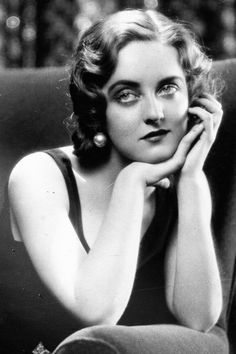 Bette Davis Classical Hollywood Cinema, Bette Davis Eyes, Vintage Hairstyles Tutorial, Betty Davis, Vintage Hollywood Glamour, Olivia De Havilland, Old Hollywood Movies, Hollywood Cinema, Color Season