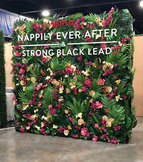 Greenery 🌿 interspersed with tropical blooms 🌺 create fresh, colorful photo op for this Netflix #NappilyEverAfter Influencer event. Photo Op Wall, Tropical Flower Wall, Wall Greenery, Flower Wall Design, Tropical Photo, Vertikal Garden, Photowall Ideas, Photo Moment, Wall Design Ideas