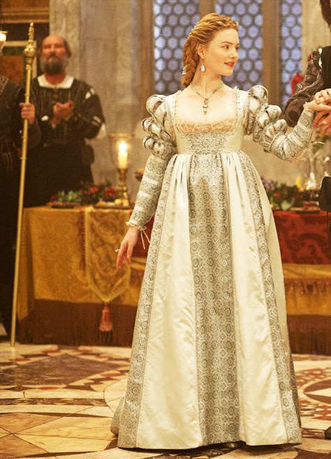 Holliday Grainger in ‘The Borgias’ (2011) Borgias Costumes, 1400s Fashion, Holliday Grainger, Lucrezia Borgia, The Borgias, Medieval Clothing, Period Costumes, Medieval Fashion, Old Fashion