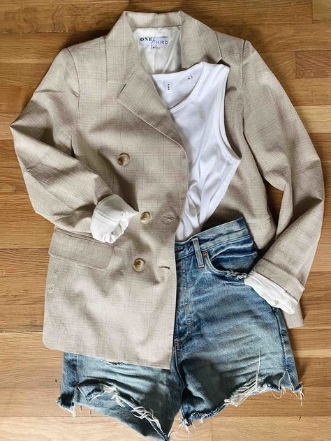 Outfits For Vienna, Linen Jacket Outfit, Linen Blazer Outfit Women, Blazer And Skirt Outfits, Linen Blazer Outfit, All Star Outfit, Blazer With Shorts, Tennis Shoe Outfits Summer, Blazer Street Style