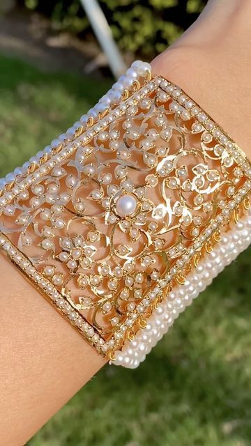 Pearl Jwellary, Hand Bracelet Gold, Indian Hand Jewelry, Bai Design, Gold Bracelet Design, Stylish Bangles, Pearl Bangles Gold, Jadau Jwellery, Mehandi Outfits