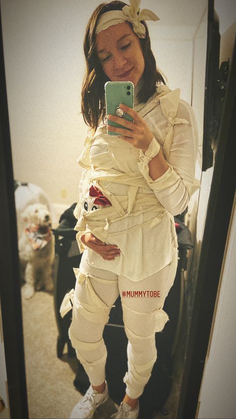 Mummy To Be Costume, Easy Costumes For Pregnant Women, Mummy Pregnant Costume, Mummy Costume Women, Pregnant Vampire, Pregnant Mummy Costume, Halloween Customers For Pregnant Women, Diy Pregnant Mummy Costume, Diy Mummy Costume