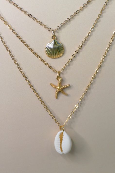 Embrace the beauty of the sea with the Summer Ocean’s Shell Necklace. This enchanting piece features a finely detailed shell pendant, perfect for adding a touch of ocean-inspired elegance to any outfit. Ideal for both casual beach days and sophisticated summer evenings, this necklace brings the serenity of the ocean to your wardrobe. Details Alloy material 14.5” chain , 2” extension extender option and a 1” dainty diffuser extender. Dainty diffuser for diffusing essential oils which can be removed if desired. Unique faux suede material will diffuse essential oils for hours. Wipe your necklace clean after wearing to preserve the life of your jewelry. Please keep dry and remove when bathing or swimming. Ocean Inspired Jewelry Gold, Sea Shell Jewellery Holder, Beach Inspired Jewelry, Beach Jewelry Aesthetic, Summer Jewlery, Beach Jewelry Diy, Necklaces Summer, Sea Inspired Jewelry, Sea Shell Necklace