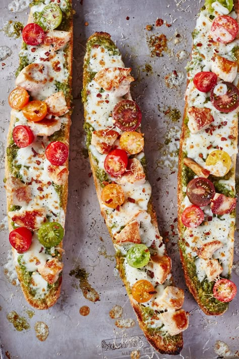 French Bread Pizza, God Mat, Chicken Pizza, Pesto Chicken, French Bread, Weeknight Meals, Food Inspiration, Appetizer Recipes, Love Food