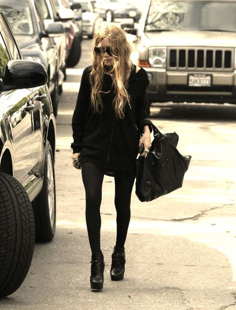 I <3 Mary Kate & these shoes so so much. Mary Kate Olsen Style, Ashley Olsen Style, Olsen Fashion, Olsen Twins Style, Olsen Sister, Kate Olsen, Mary Kate Ashley, Olsen Twins, Twin Outfits