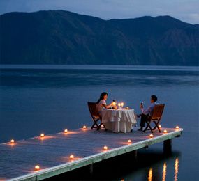 Candle Light Dinner on the dock at a lake. <3 Dream Dates, Lake Dock, Dream Date, Lake Living, Romantic Date Ideas, Backyard Lighting, San Pellegrino, Romantic Places, Boat Dock