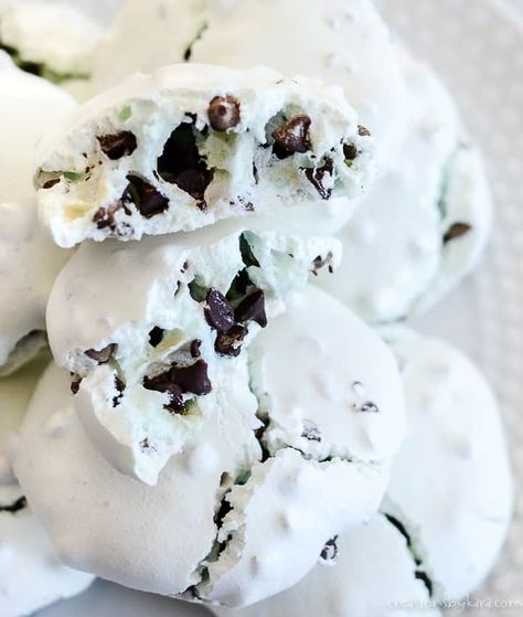 Mint Chocolate Chip Meringue Cookies - Creations by Kara Forgotten Cookies Recipe, Peppermint Meringue, Easy Meringue Cookies, Chocolate Chip Meringue Cookies, Chocolate Meringue Cookies, Pecan Bars Recipe, Forgotten Cookies, Meringue Cookie, Meringue Cookie Recipe